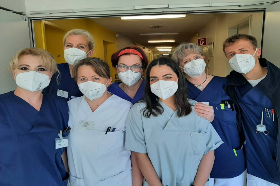 Teamomat: Sieben Pflegefackkräfte mit Mund-Nasen-Schutz