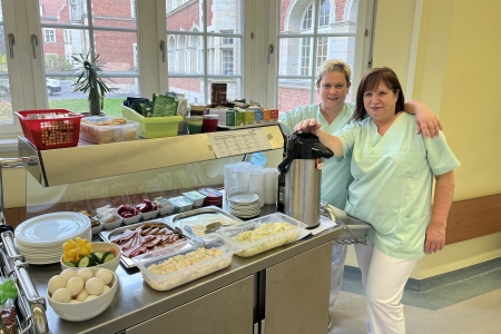 Teamomat: Zwei Servicemitarbeiterinnen bei der Essensausgabe