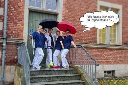 Teamomat: Fünf Personen mit Regenschirmen vor der Tür