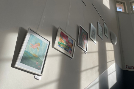 Teamomat: Bunte Bilder im Treppenhaus