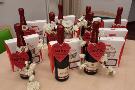 Teamomat: Sekt und Raffaelo auf Tisch