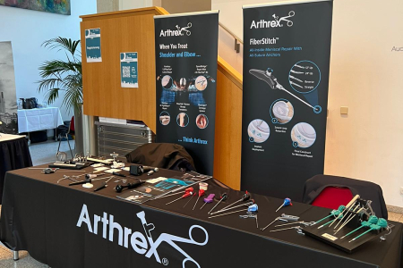 Teamomat: Tisch mit medizinischen Utensilien