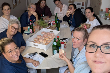 Gute Laune unter den Kolleginnen im Pausenraum