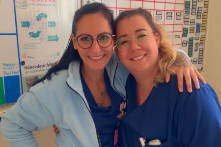 Gute Laune unter zwei Kolleginnen