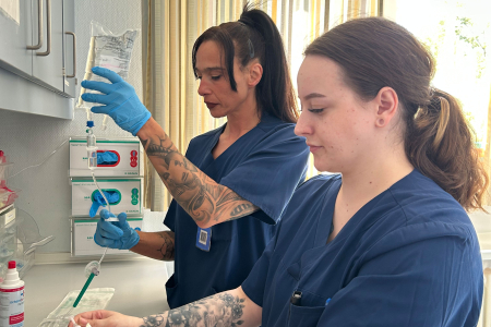 Kolleginnen arbeiten in der Onkologie