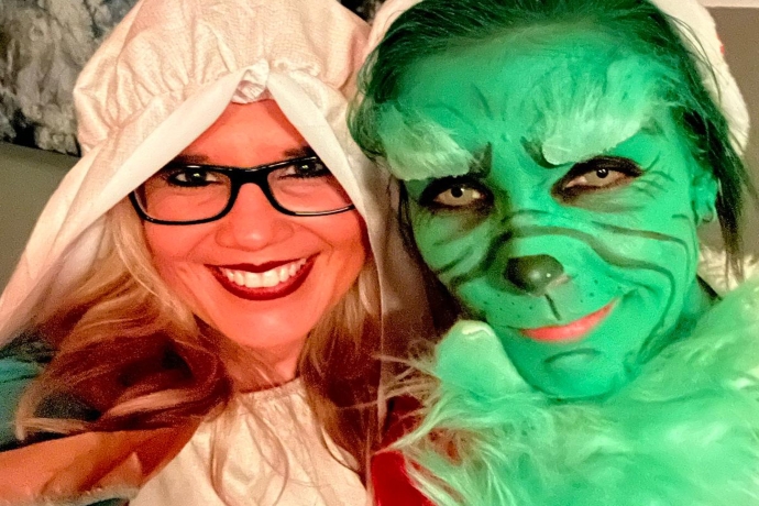 Zwei Frauen in Kostümen (Hexe und Grinch)