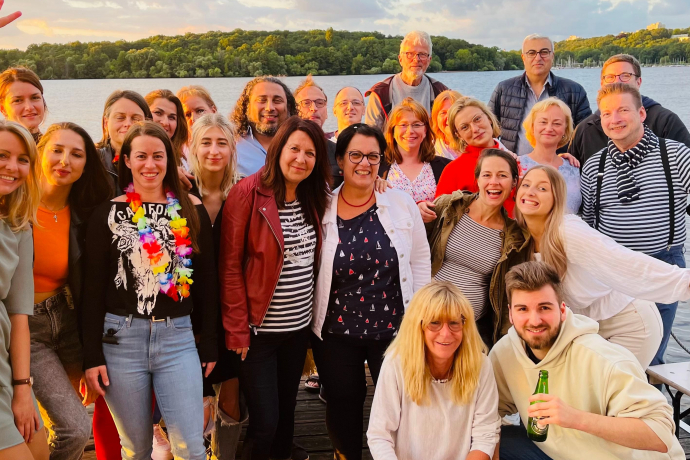 Teamomat: Fröhliche Menschen auf Boot