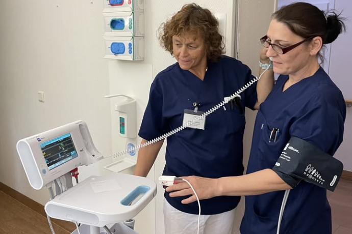 Teamomat: Kolleg*innen am Gerät