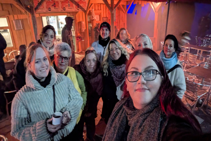 Gute Laune unter den Kolleginnen bei einem Ausflug