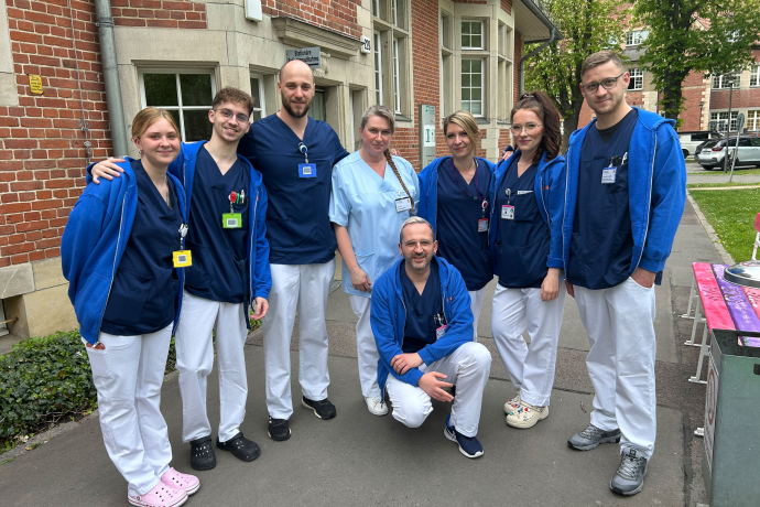 Teamfoto vor dem Gebäude